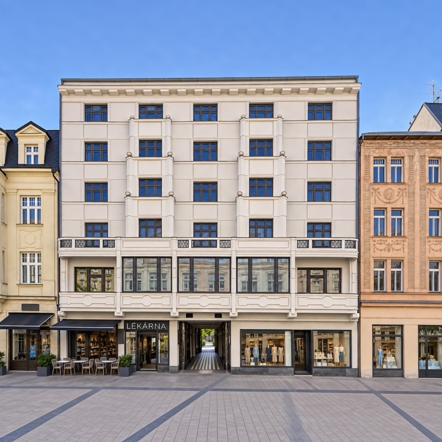 Čelní pohled na dům PASSAGE 47 v centru Karlových Varů s průchodem v parteru